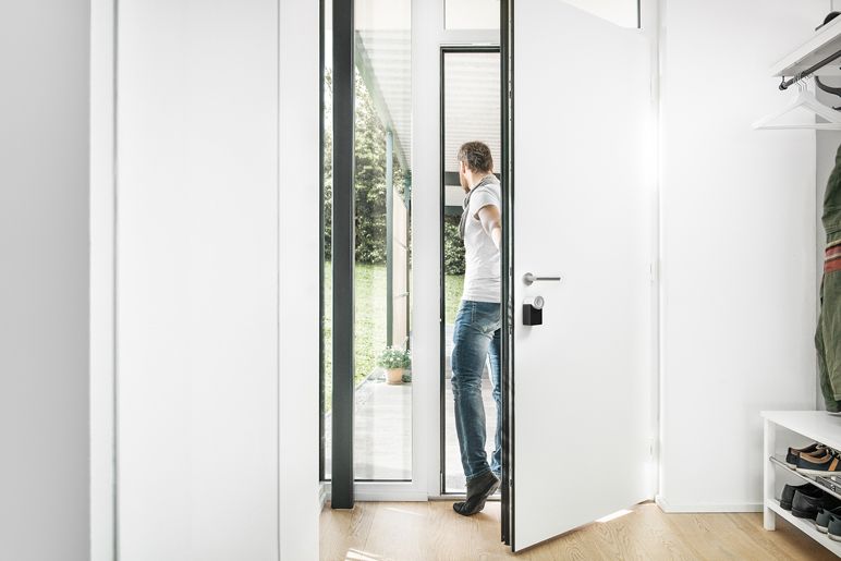 smart-door-lock-locks-automatically